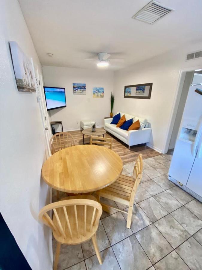 Two Fully Equipped Apartments And A Studio 5 Miles From The Beach سانت بطرسبرج المظهر الخارجي الصورة