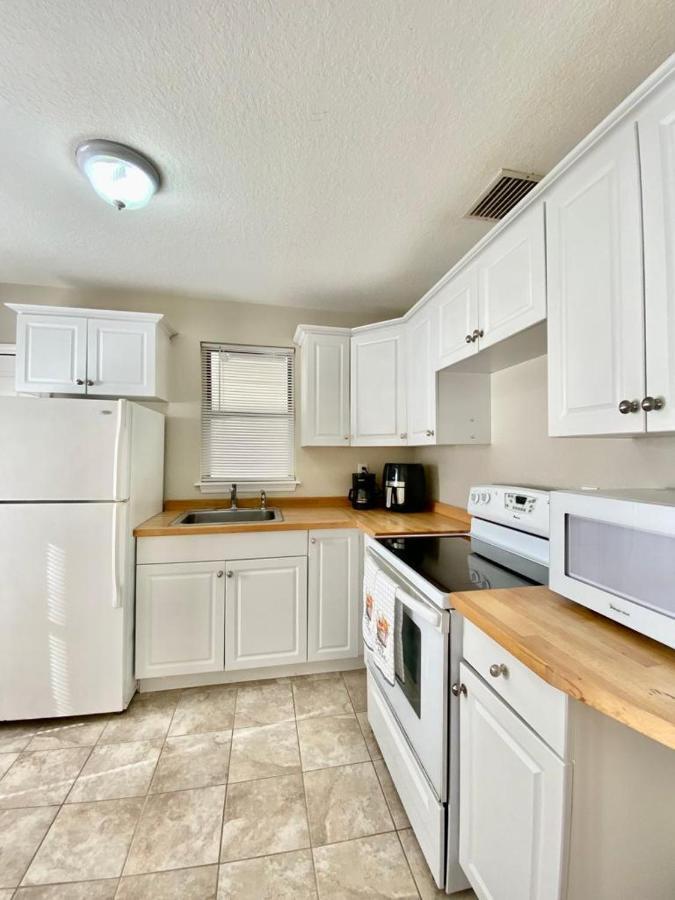 Two Fully Equipped Apartments And A Studio 5 Miles From The Beach سانت بطرسبرج المظهر الخارجي الصورة