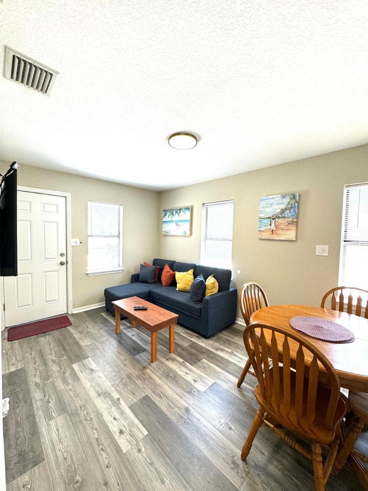 Two Fully Equipped Apartments And A Studio 5 Miles From The Beach سانت بطرسبرج المظهر الخارجي الصورة